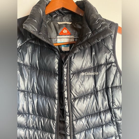 Black Columbia puffer vest with sheen. Insulated and warm. Omni heat technology. - Picture 3 of 4